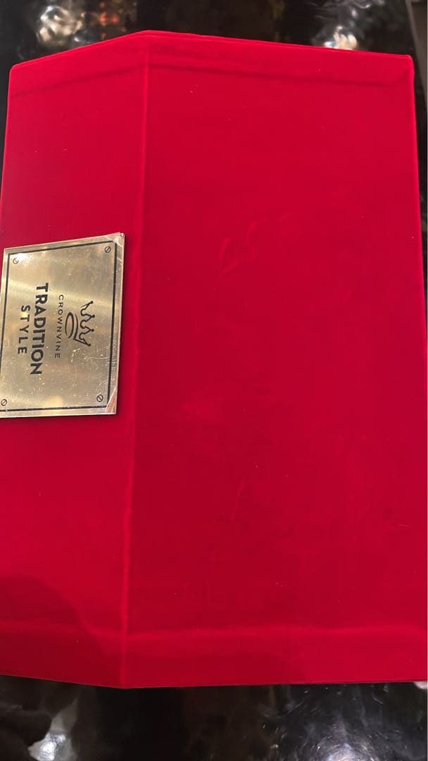 装飾的な金属製ブランデー瓶