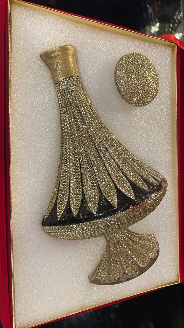 装飾的な金属製ブランデー瓶