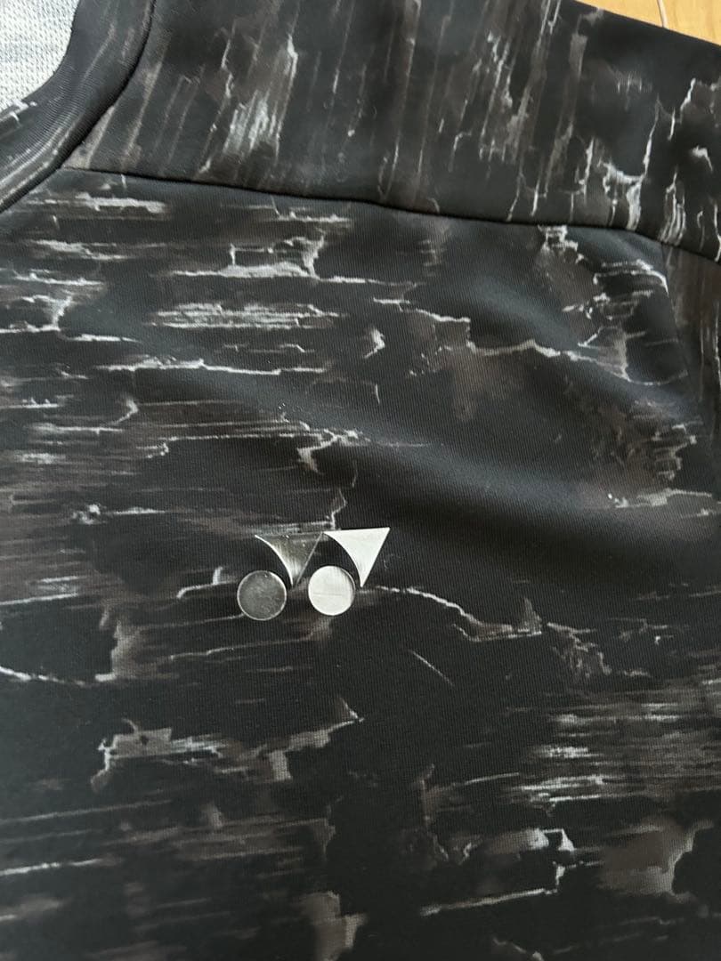 YONEX 半袖シャツ 黒 抽象模様