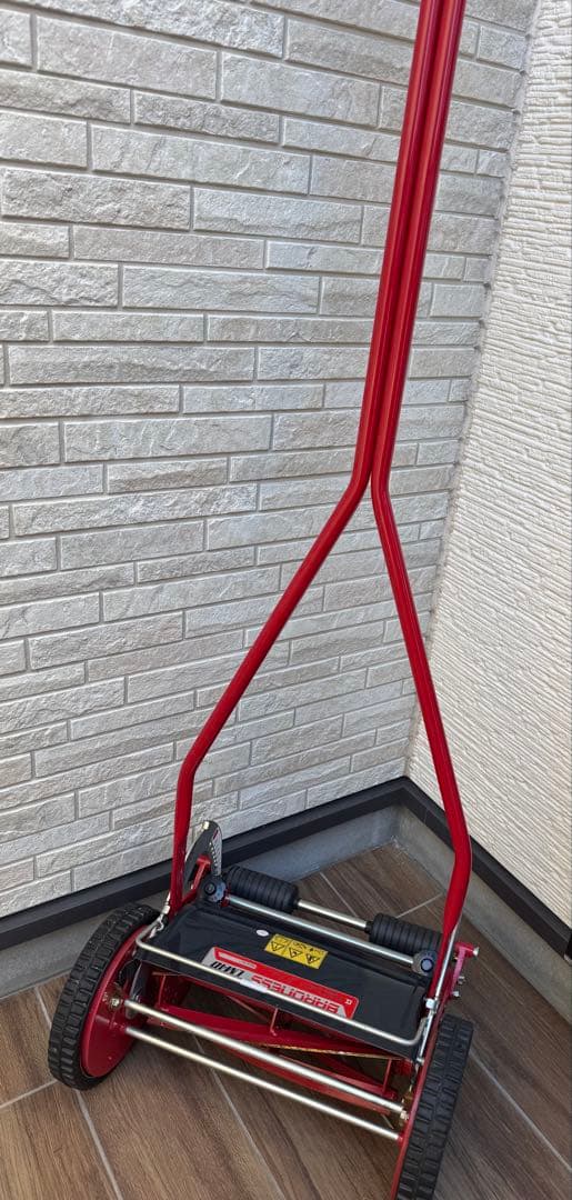 バロネス手動式芝刈り機　LM4D