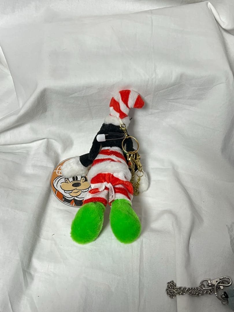 匿名配送/ディズニーストア グーフィー プラッシュキーチェーン＋缶バッジ