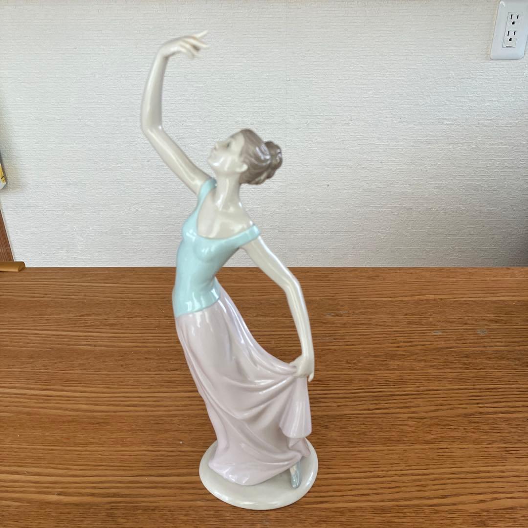 リヤドロ ナオ NAO 「踊り終えて」