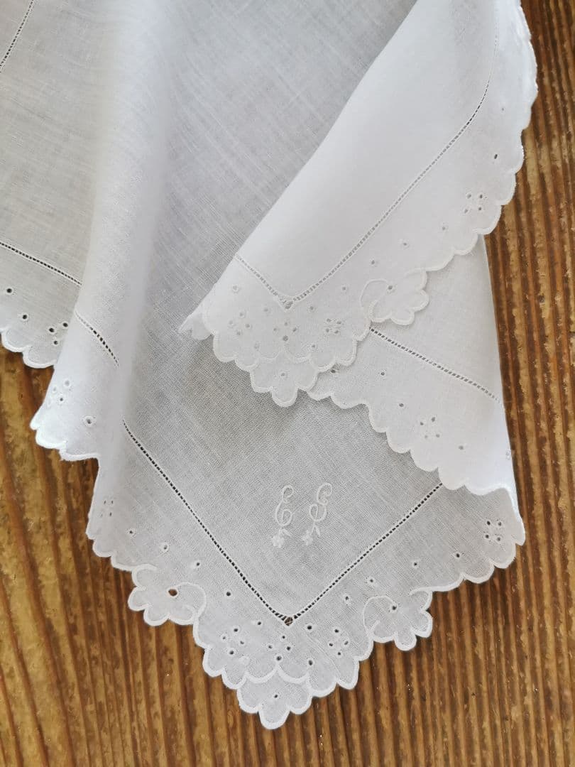 アンティークフランス 細やかなアイレット&スカラップ&花文字刺繍 リネンハンカチ