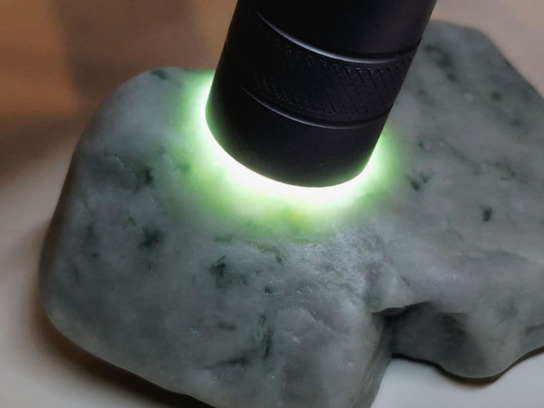 淡灰緑 171g 翡翠 ヒスイ 原石 鑑賞石 自然石 誕生石 鉱物 鉱石 水石