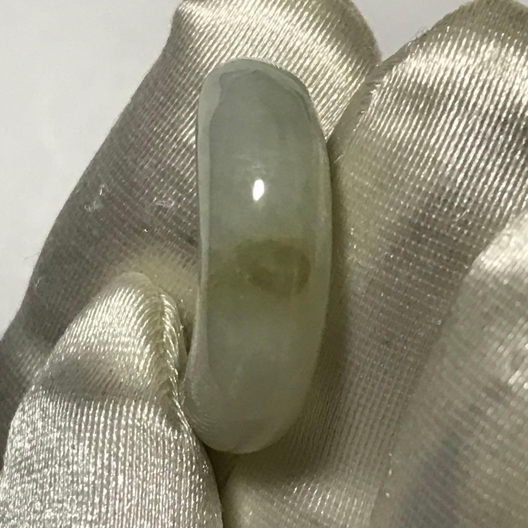 クリーム色っぽい黄緑の細長い翡翠勾玉　糸魚川産