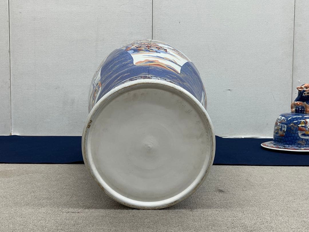 古伊万里様式 蓋獅子付 色絵金彩唐草波風景文 大型磁器壺