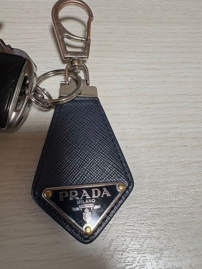 パ*ボ様 プラダ キーリング キーホルダー サフィアーノレザー トライアングル