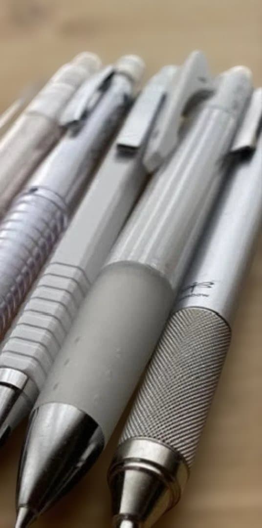 ペン右から2番目