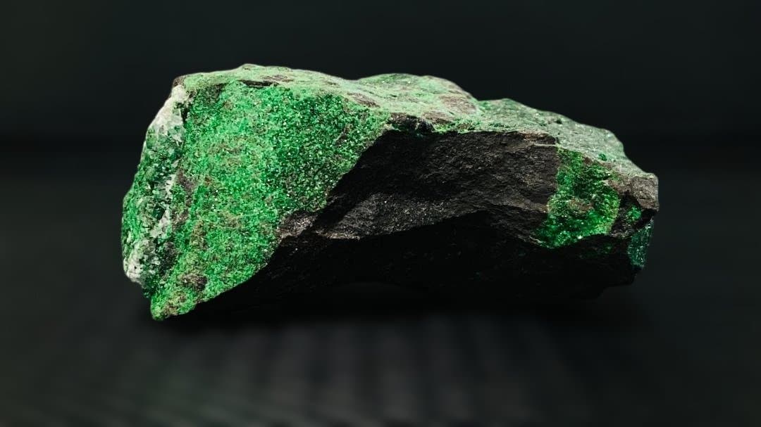 【価格交渉ok！！】250g越えの超特大ウバロバイト（灰クロム柘榴石）緑の鉱物