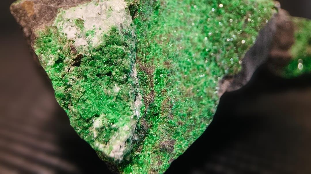 【価格交渉ok！！】250g越えの超特大ウバロバイト（灰クロム柘榴石）緑の鉱物