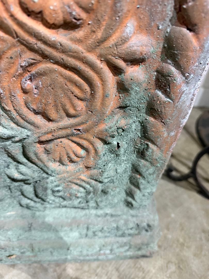 装飾が素敵な大きなアンティーク風プランター