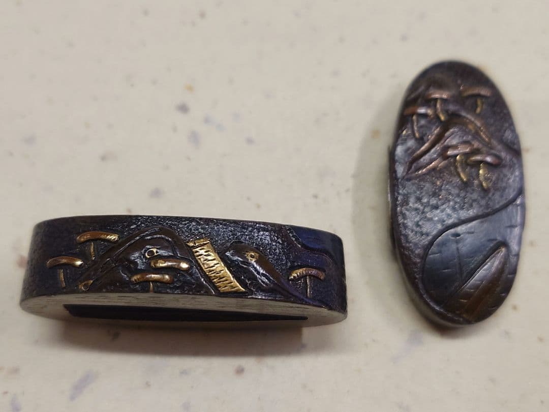 縁頭、山金地に茸の里図、