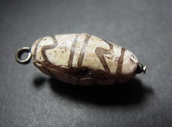 ★G2601★古代ストーンビーズ (A45)クシャン　白い紅玉髄　エッジド