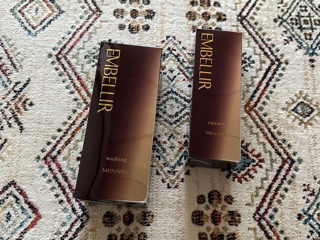 メナードエンベリエウオッジング、エクストラクト