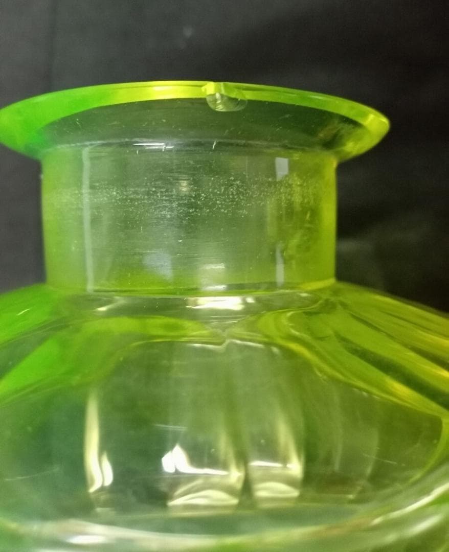 ★P0201★欧州 ウランガラス　12面カット　蓋付　香水瓶　化粧水　ボトル