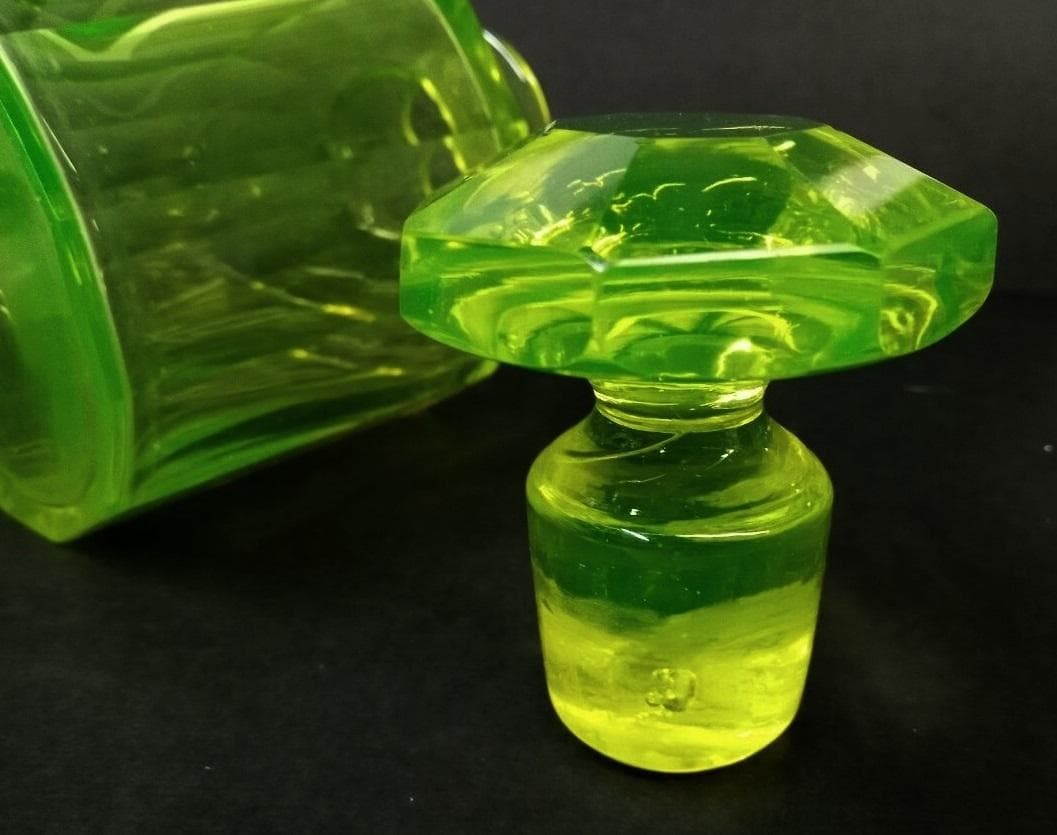 ★P0201★欧州 ウランガラス　12面カット　蓋付　香水瓶　化粧水　ボトル