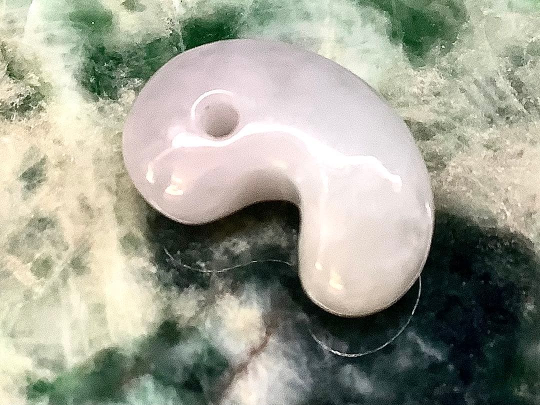 今回の原石大当たり‼️極上*氷*糸魚川翡翠勾玉アイスジェイド　幸運御守り　鑑別書付