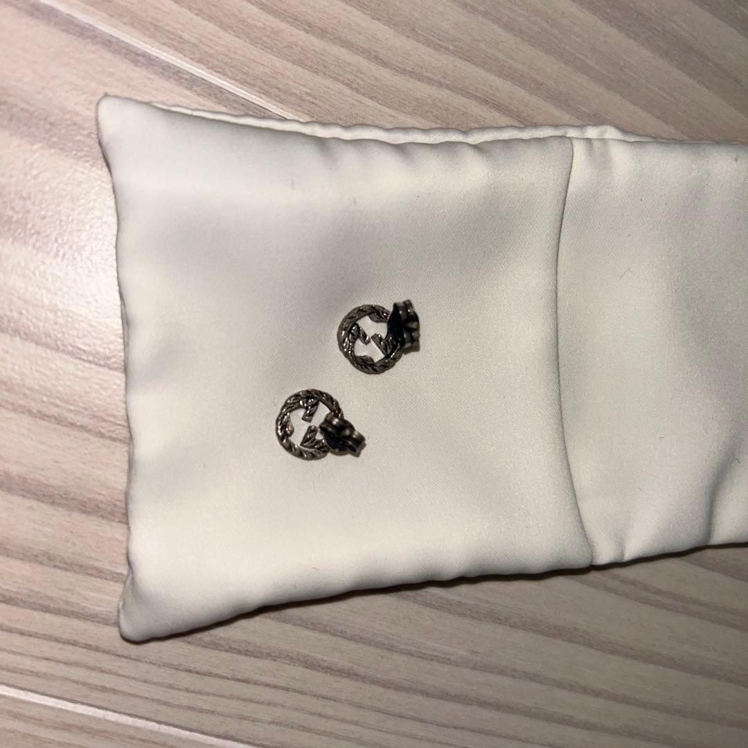 GUCCI ロゴデザイン スタッドピアス