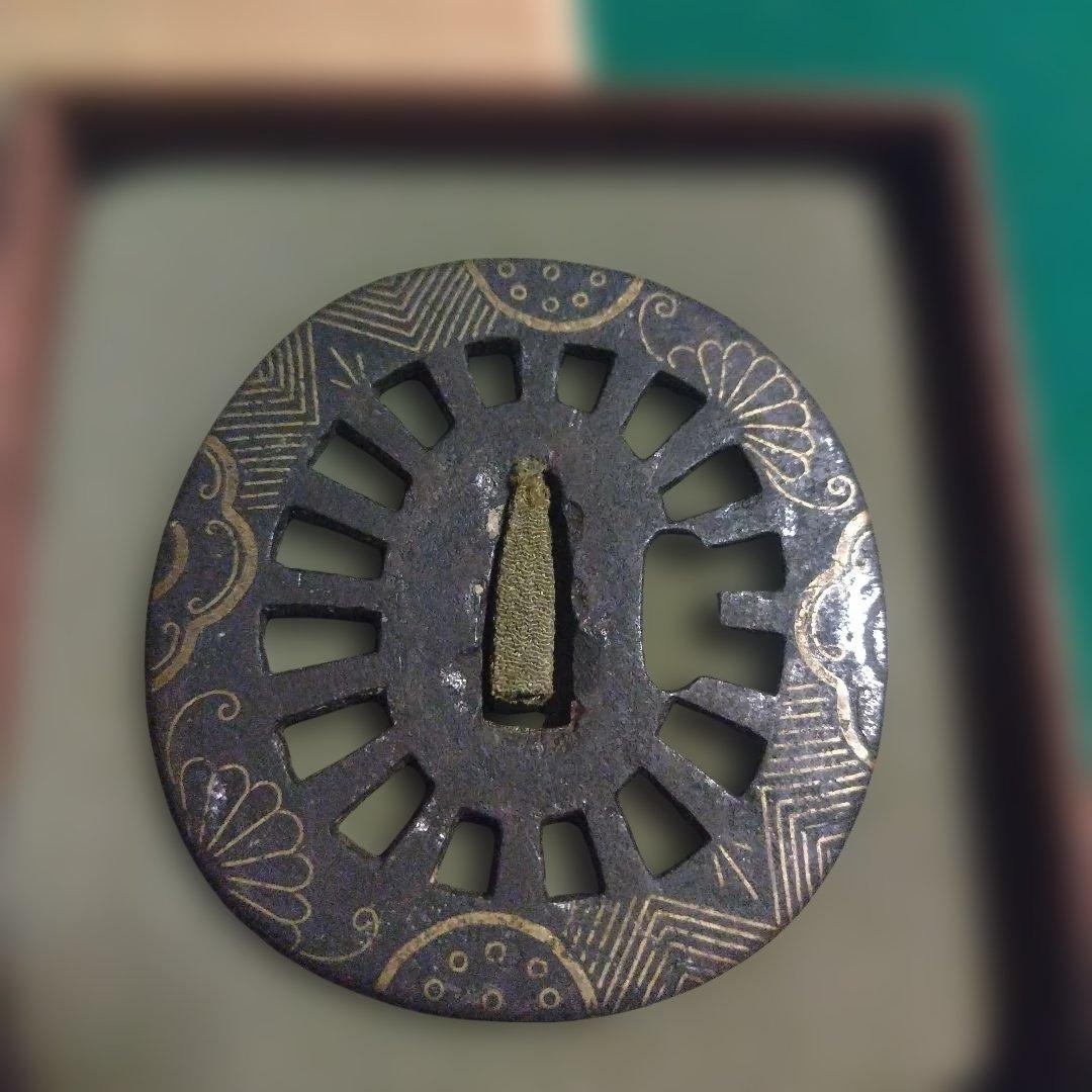 金属製 鍔(つば) 円形 黒色 金色装飾 象嵌　鉄地
