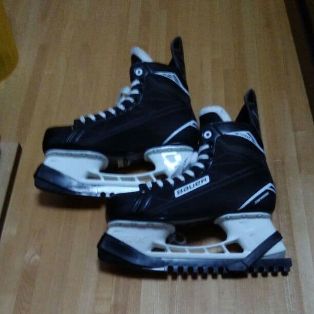 カナダノアイスホッケ靴bauer会社の正規品です。