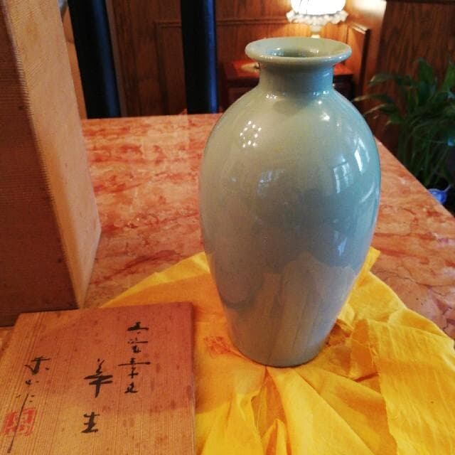 宮永東山砧青磁の壺