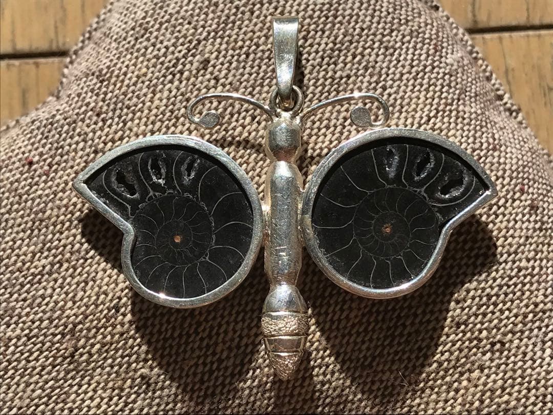 【限定出品】マダガスカル産　ブラックアンモナイト化石使用　ペンダントトップ　蝶々