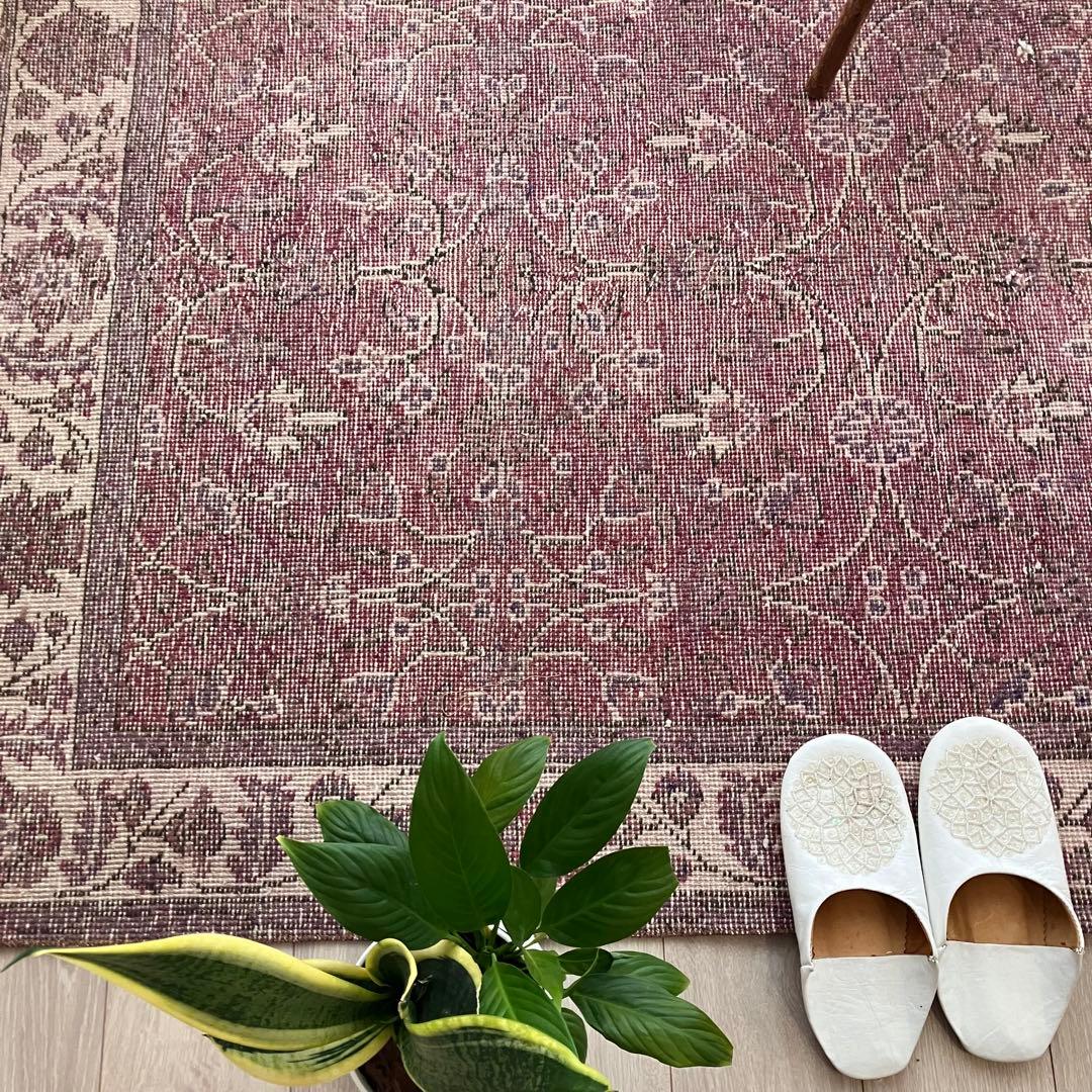 レッドパープル✳︎114×204✳︎ 囲みフラワー　ミルキー　トルコヴィンテージラグ