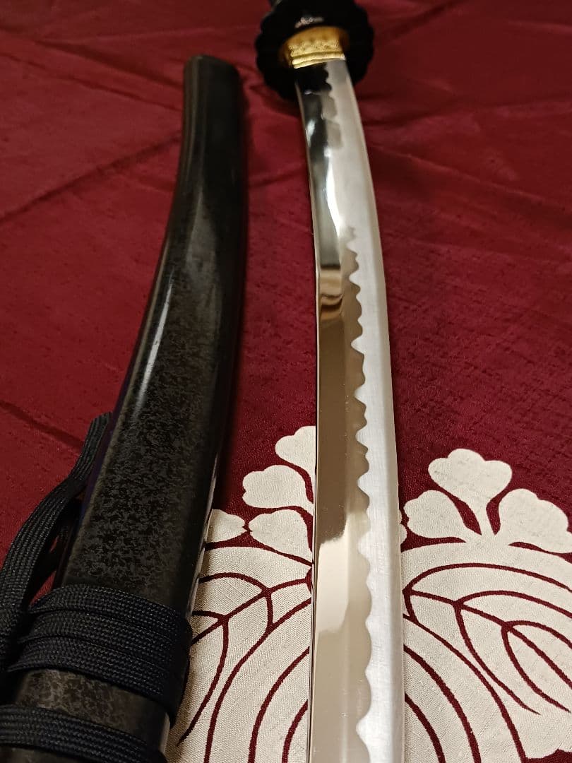 脇差し黒拵え(超薄刃)　化粧小柄付き　鉄鐔(京菊鐔)　刃文.備前伝(互ノ目乱れ)