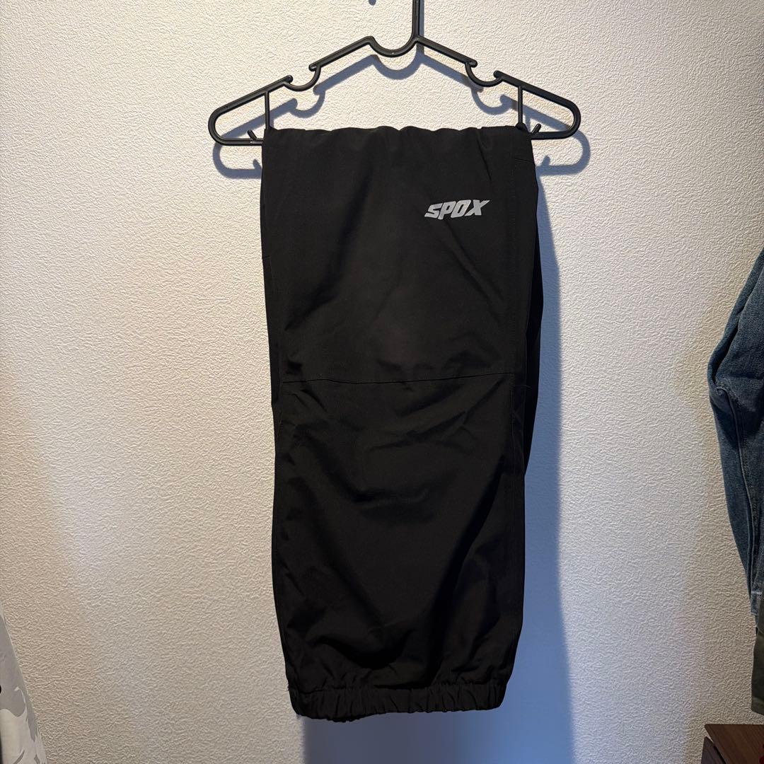 ホワイトジャケットとブラックパンツセット