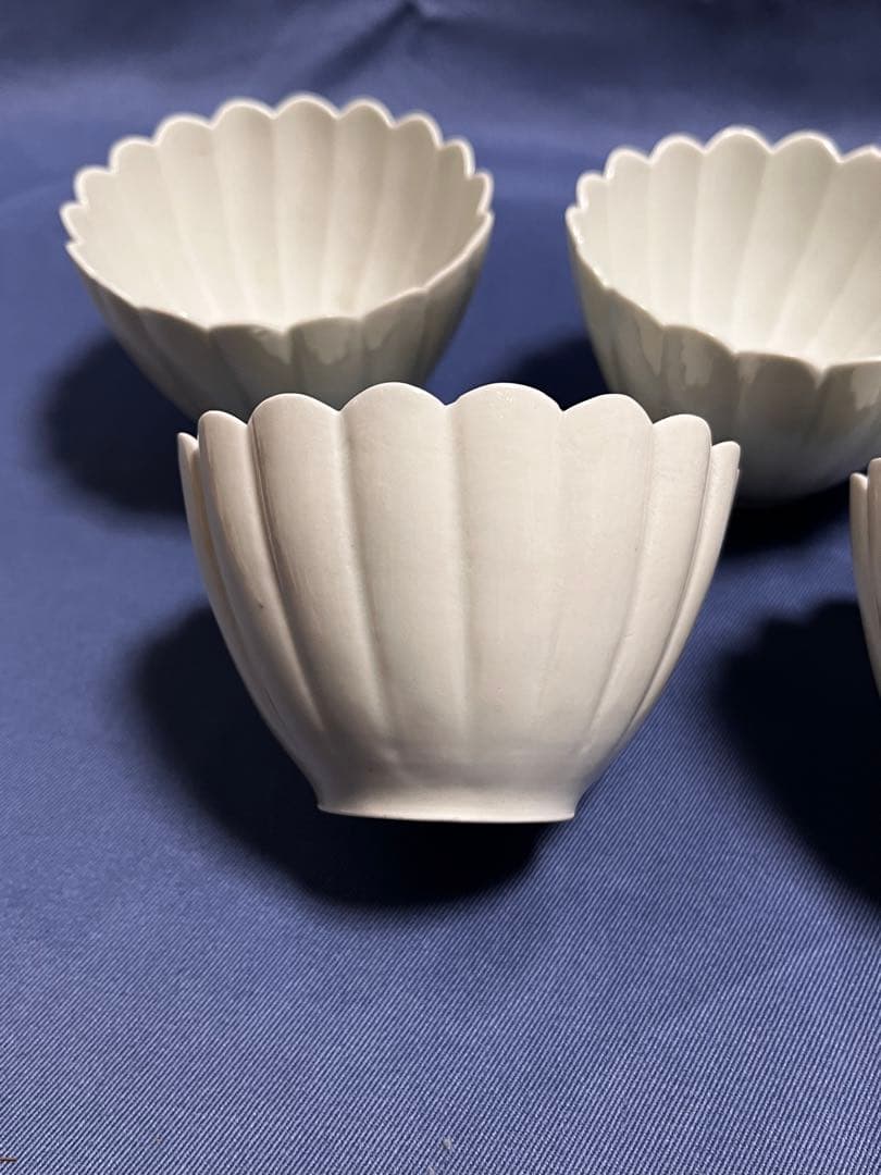 骨董　古伊万里　白磁　菊弁　向付　江戸中期　5個(共箱あり) 2個ホツあり