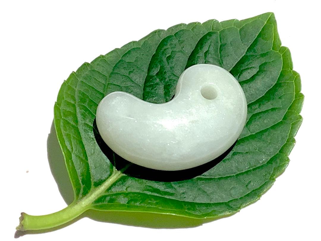 ✳60万円以上間違い無し‼️卸し糸魚川翡翠勾玉　お守り守護石に　鑑別書取得極上品‼️