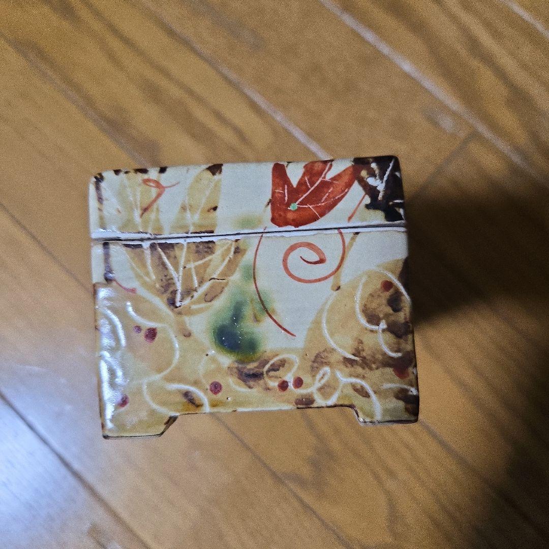 紅葉模様の陶器の箱　一部かけあり