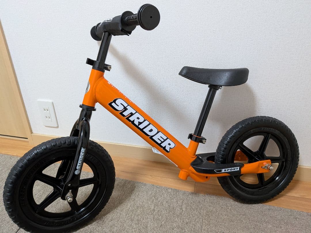 【美品】ストライダー スポーツ 12インチ オレンジ　プロテクター　ヘルメット付