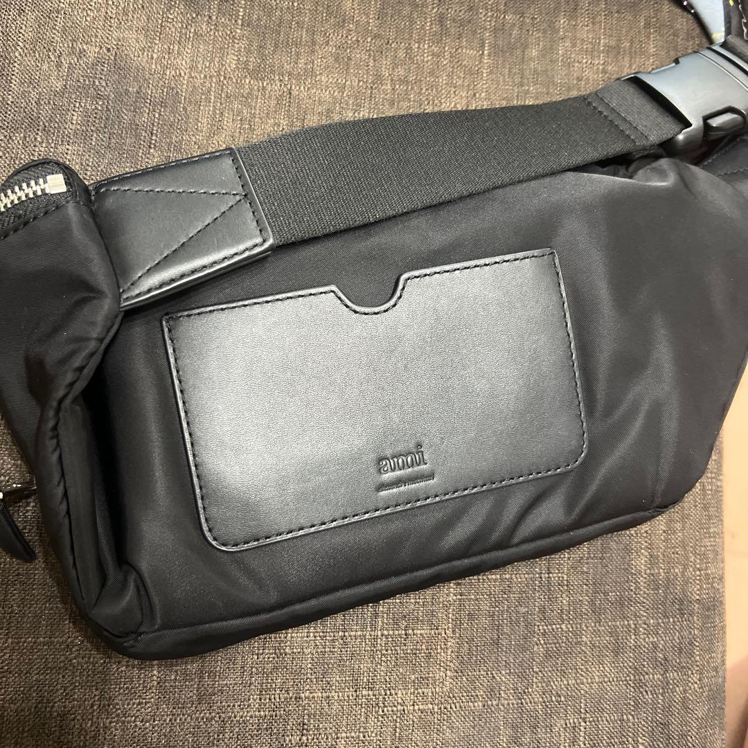 ami parisショルダー黒いナイロンボディバッグ ハートロゴ付き