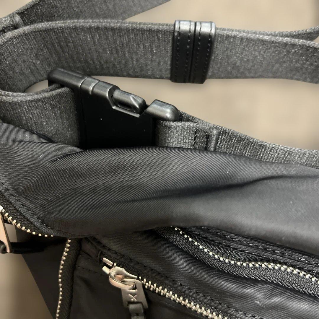 ami parisショルダー黒いナイロンボディバッグ ハートロゴ付き