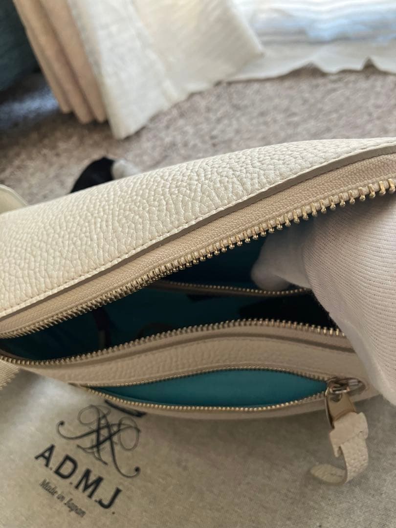 ADMJ アイボリー レザー クロスボディバッグ