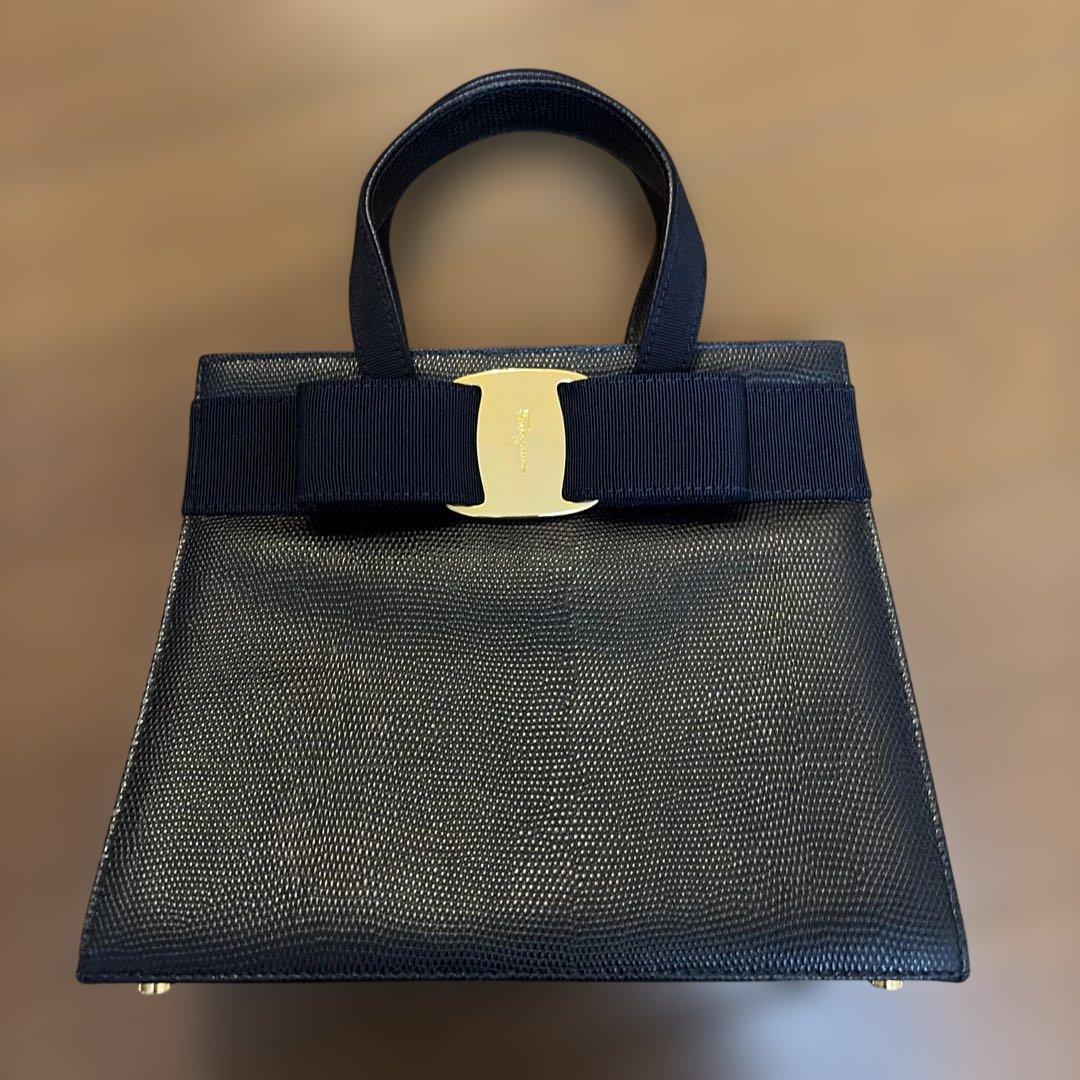 サルヴァトーレフェラガモ ヴァラリボン　レザーハンドバッグ