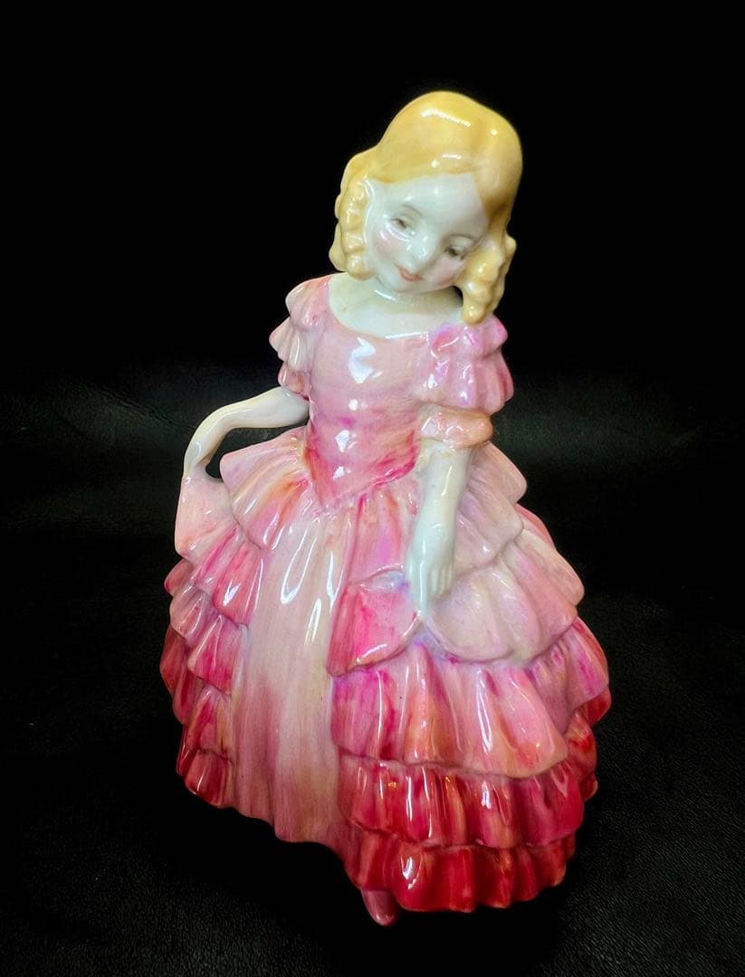 ピンク系陶器製少女像