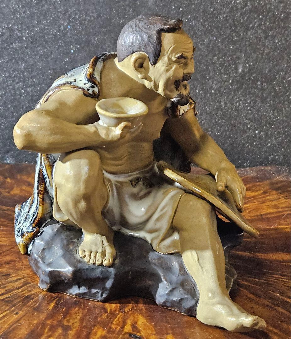 【名品❗】【上作品❗】 酒を呑む男の人形　陶器製　羽織りが海鼠釉　窯元産地不詳