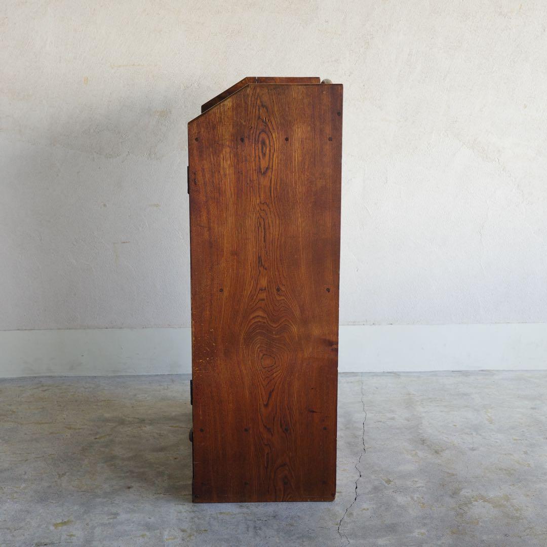 ガラス扉の本箱