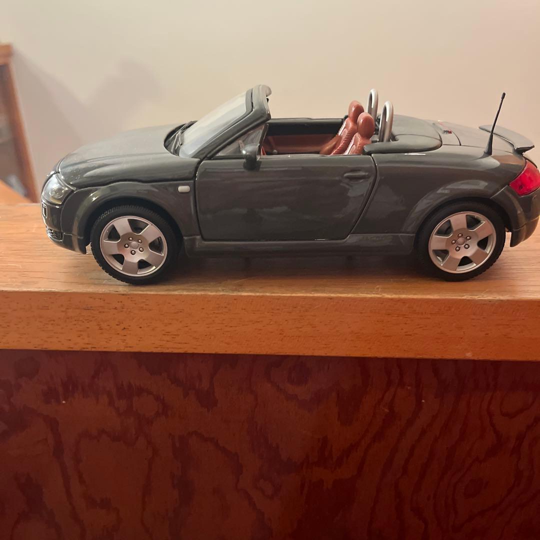 ミニカー Audi TT Roadster 1/18