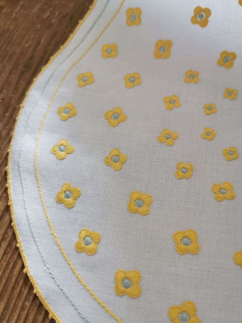 アンティークフランス ４層のぷっくり花刺繍イエロー&ペールブルー リネンドイリー