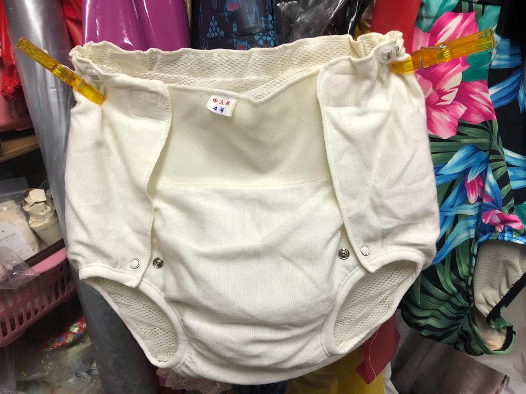 介護おむつカバー　白　中人用　塩ビにナイロン　金属ホック付き　3S位の大きさです