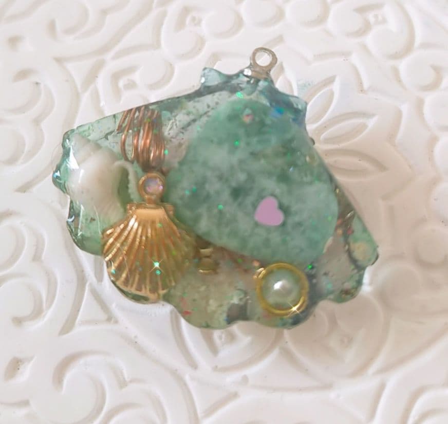 さるれ♥オルゴナイト　貝殻型　チャーム　糸魚川翡翠