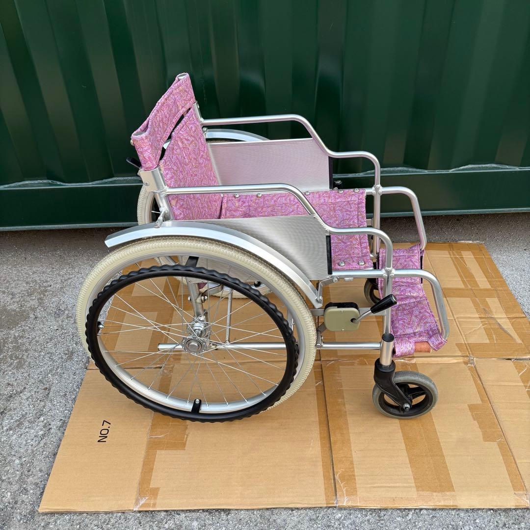 自走用車椅子　ノーパンクタイヤ　泥除けカバー付き　ピンク　自走式