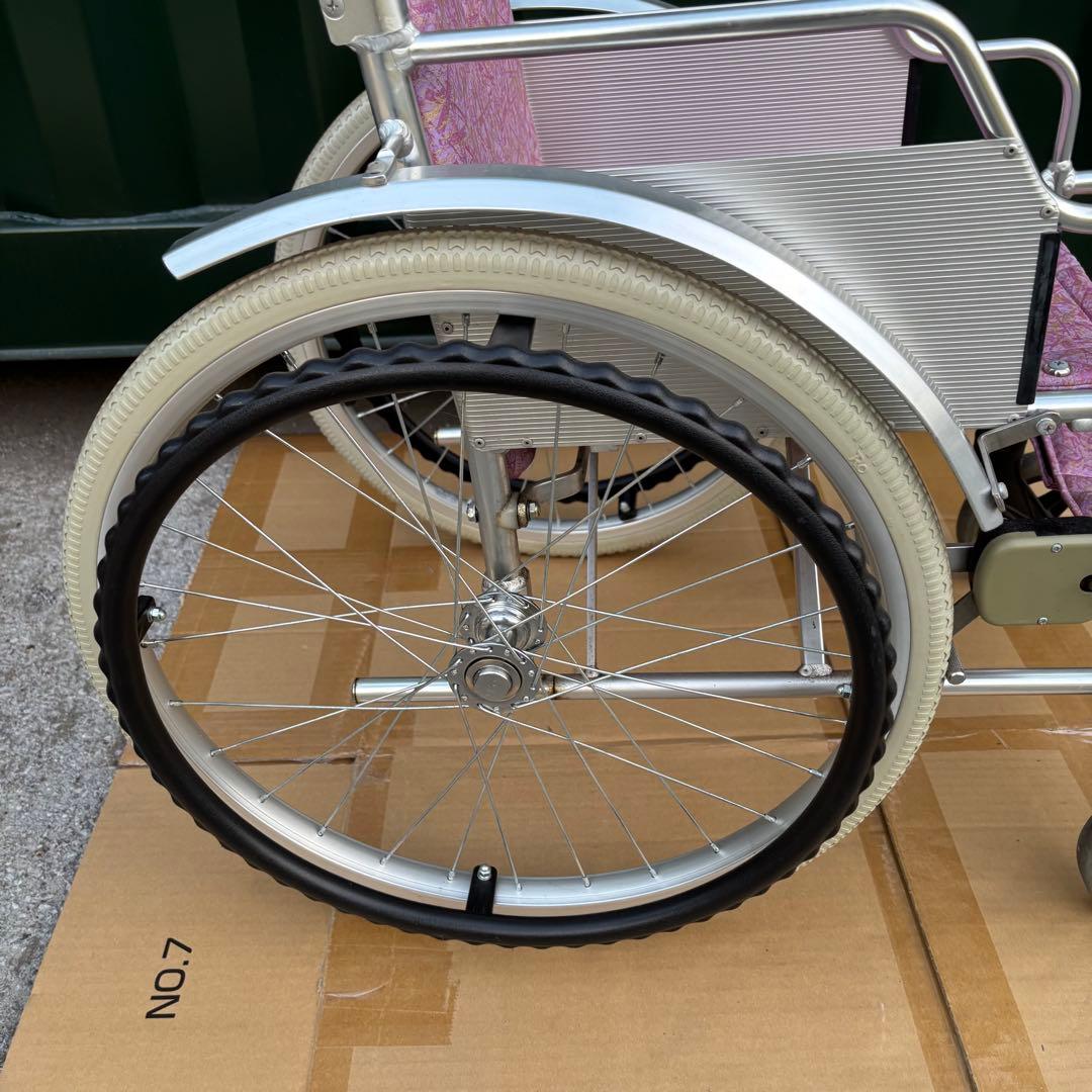 自走用車椅子　ノーパンクタイヤ　泥除けカバー付き　ピンク　自走式