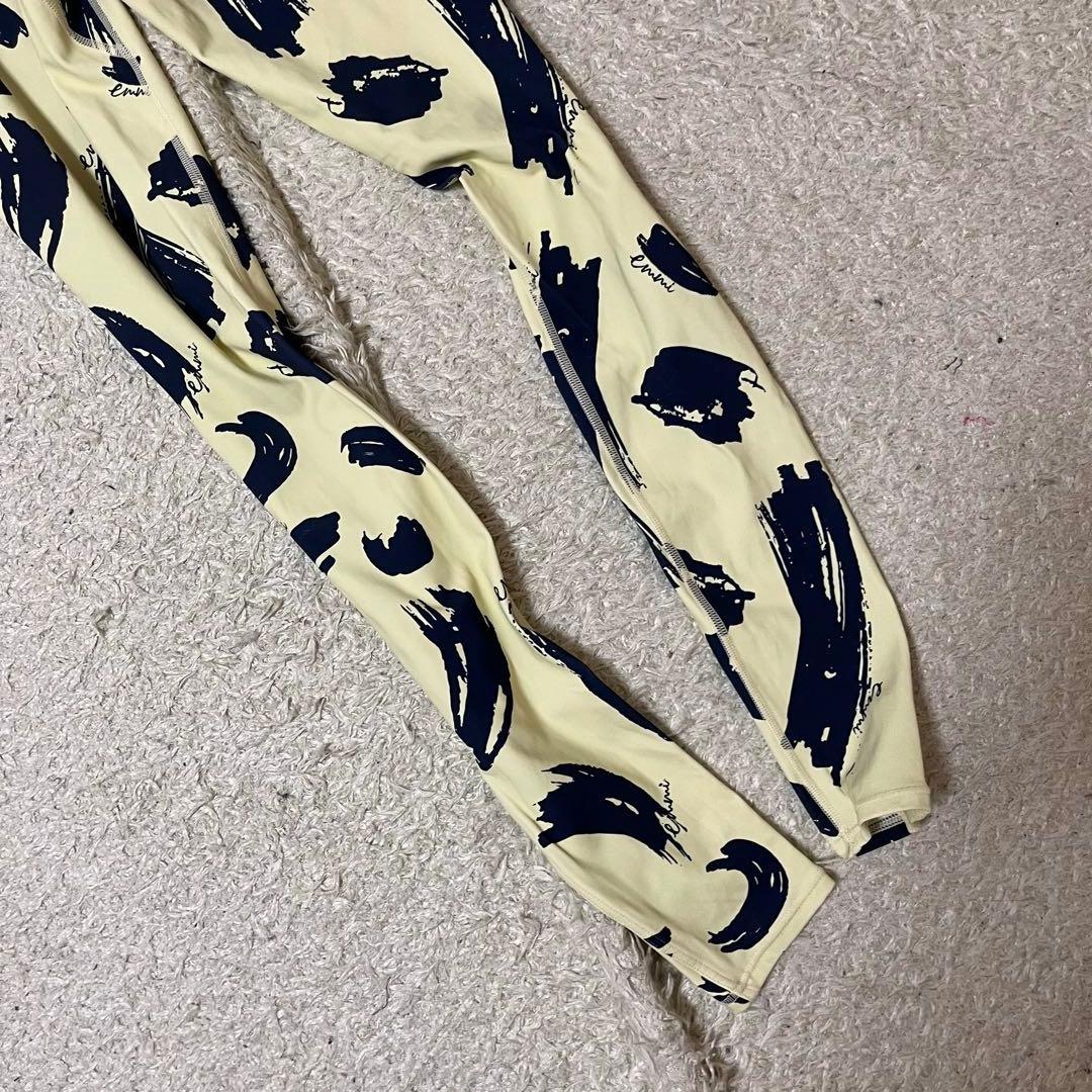 【emmi yoga】emmiオリジナルアート柄レギンス　ブラトップセットアップ