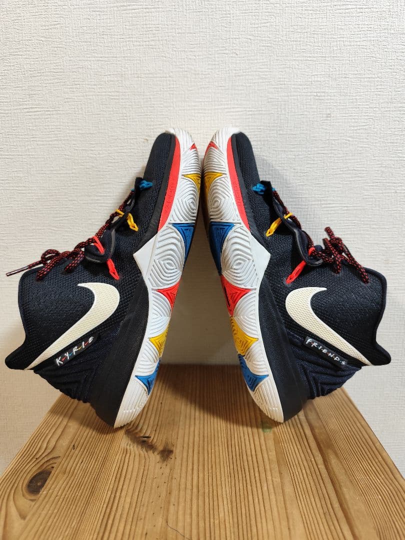 ま*る様 Nike Kyrie 5 Freinds ナイキ　カイリー5　フレンズ