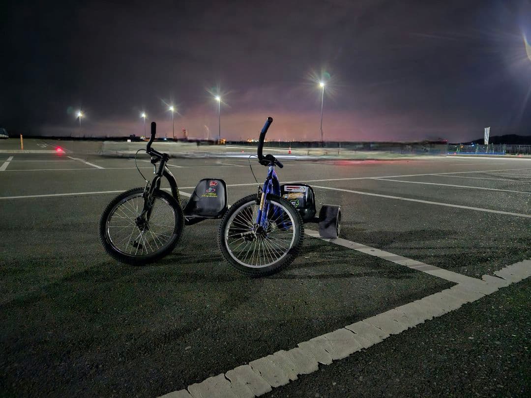 Chavez 青 トライク スリックタイヤ