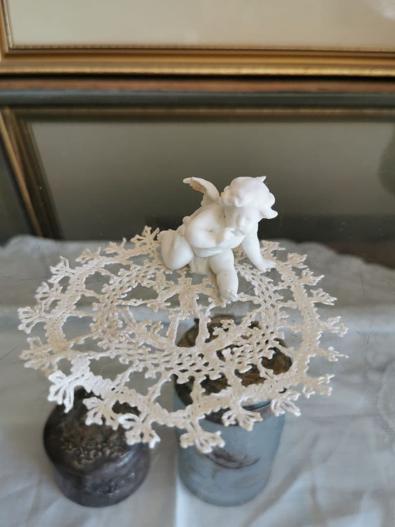 アンティーク ベルギー購入 可愛い人物像の小さなリネンドイリー フリルコースター